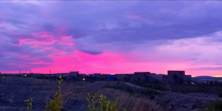 Жители Оленегорска наблюдали в небе пурпурное сияние