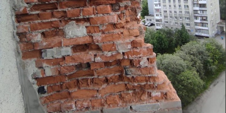 В министерстве прокомментировали обрушение части фасада дома на Марата в Мурманске