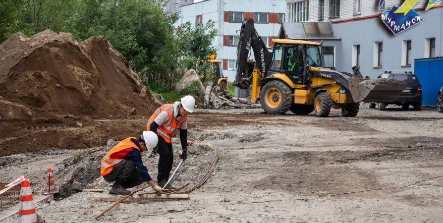 В Мурманске на Егорова и Карла Либкнехта продолжается ремонт дворов