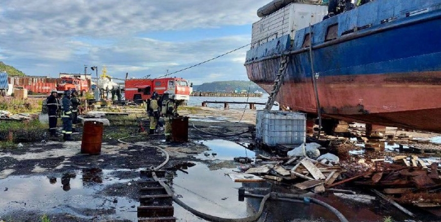 В Мурманске у причала потушили рыболовное судно