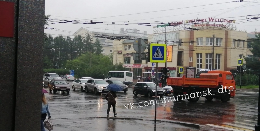 На перекрестке в центре Мурманска отключились светофоры