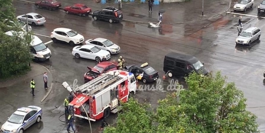В ДТП на перекрестке в Мурманске пострадали два пассажира Mazda