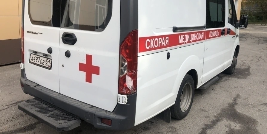 В Апатитах пьяный мужчина спрятался за дверью и напал с камнем на соседа