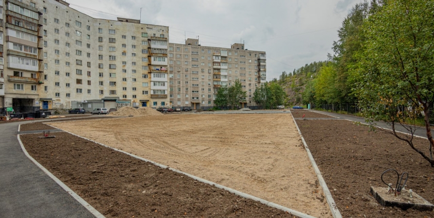 На 72% выполнен ремонт двора на Кольском в Мурманске
