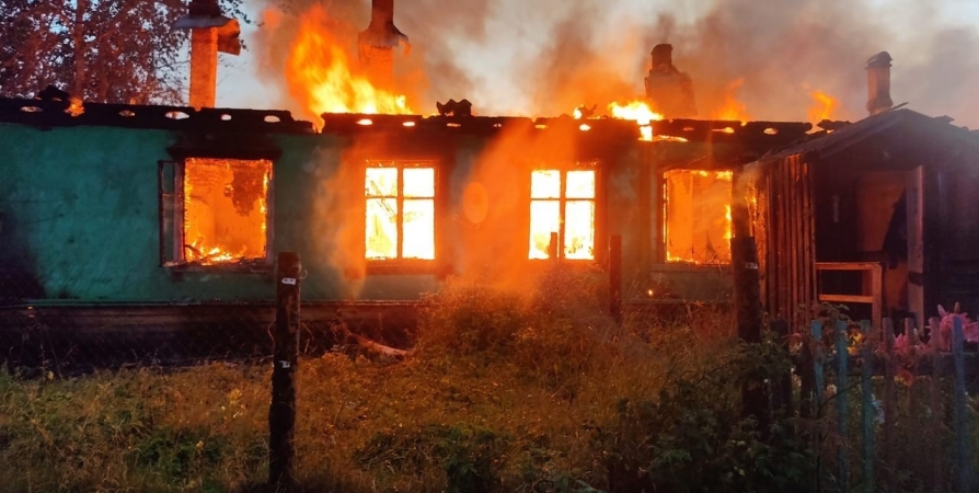 В горящем в Ковдозере доме обрушилась крыша и наружная стена