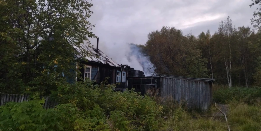 В селе под Мурманском сгорел деревянный дом