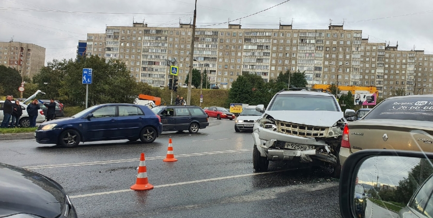 ДТП с четырьмя авто на перекрестке в Мурманске попало на видео