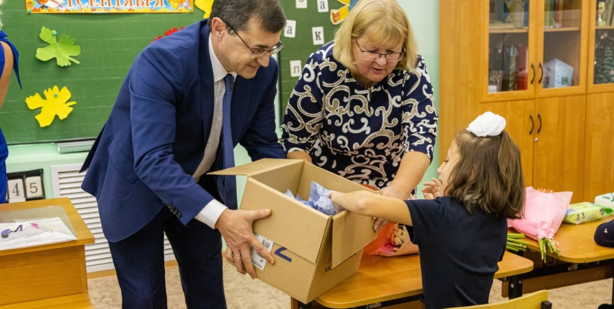 В Мурманске детей с особенностями здоровья Игорь Морарь поздравил мороженым