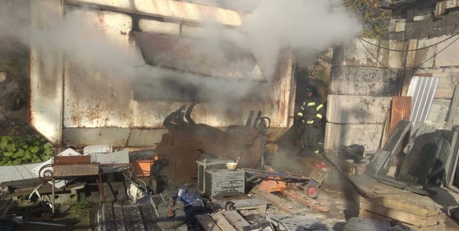 10 пожарных потушили деревянный вагончик в Кандалакше