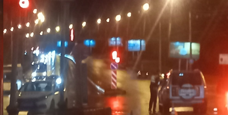 В Мурманске водитель Mitsubishi сбил переходящего на «красный» пешехода