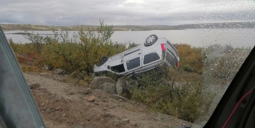 Авто Lada c пожилой парой перевернулось по дороге в Териберку