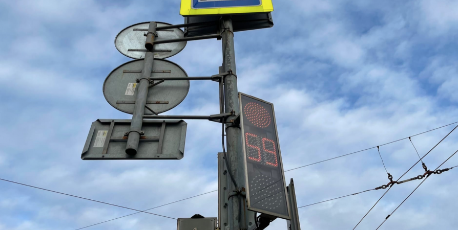 На перекрестке в центре Мурманска временно отключили светофор