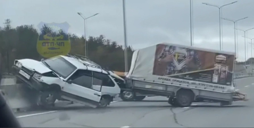 На мурманской Ленинградке авто с прицепом наехало на бетонный отбойник