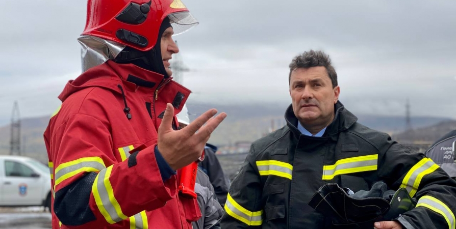 В Мончегорске из-за пожара в цеху частично обрушилась кровля
