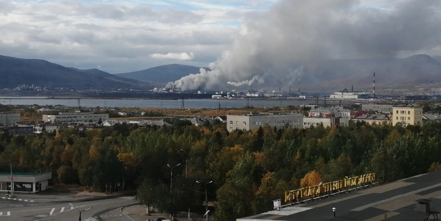 В Мончегорске на место пожара направили лабораторию для контроля экообстановки