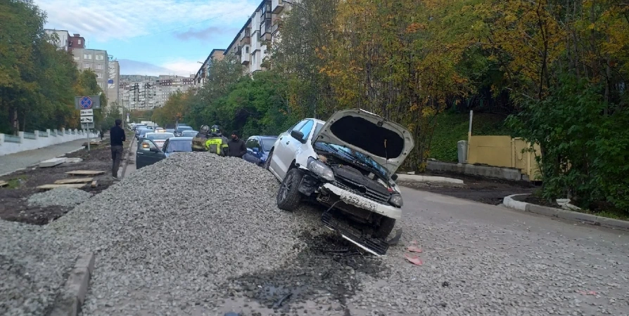 В центре Мурманска авто налетело на гору щебня