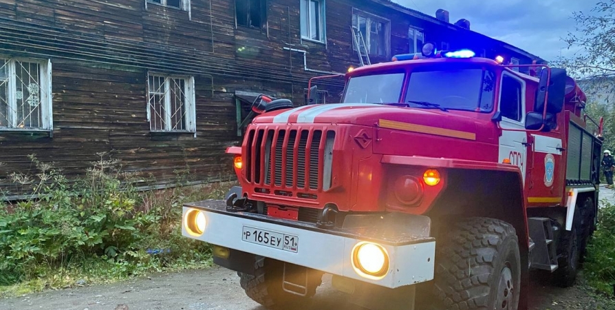 18 пожарных потушили «деревяшку» на Полухина в Мурманске
