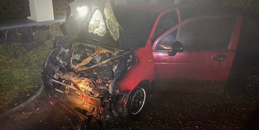 Семь пожарных потушили Daewoo Matiz в Мурманске