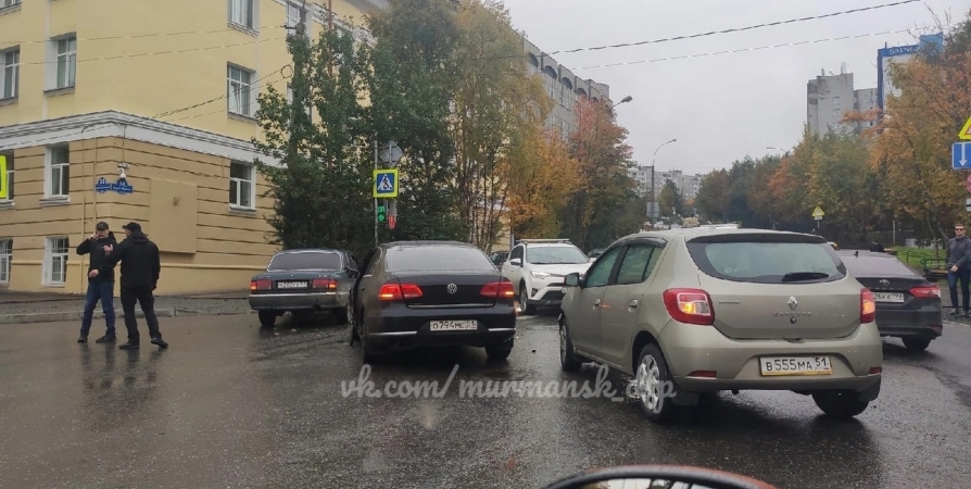 Массовое ДТП на перекрестке спровоцировало пробку в центре Мурманска