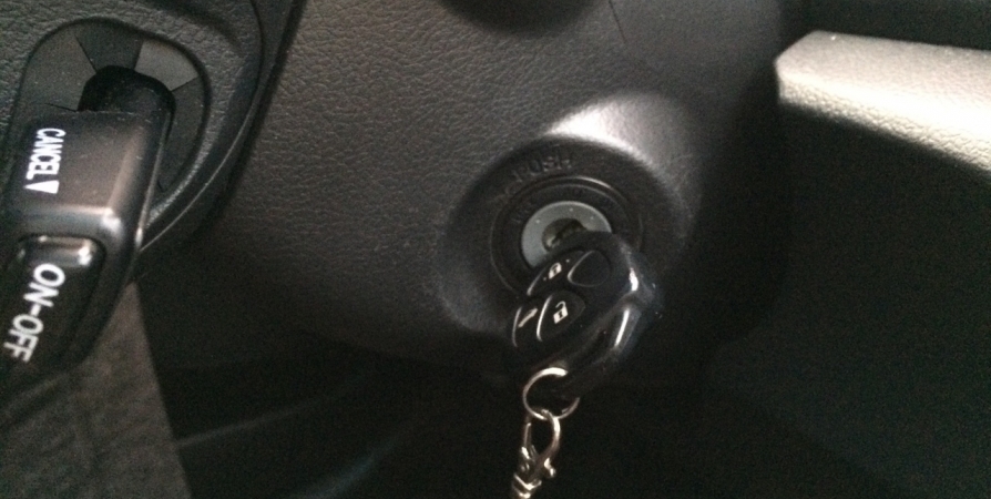 В Оленегорске пьяный водитель при попытке скрыться бросил авто и избавился от ключей