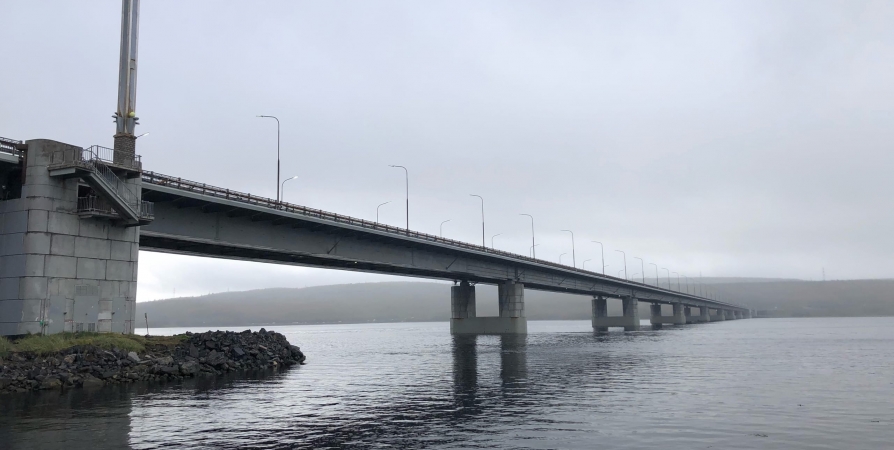 В Мурманске продолжаются поиски упавшего с Кольского моста