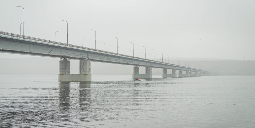 В Мурманске вторые сутки продолжаются поиски упавшего с Кольского моста