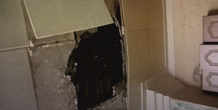 В Мурманске в квартире аварийного дома обрушился потолок