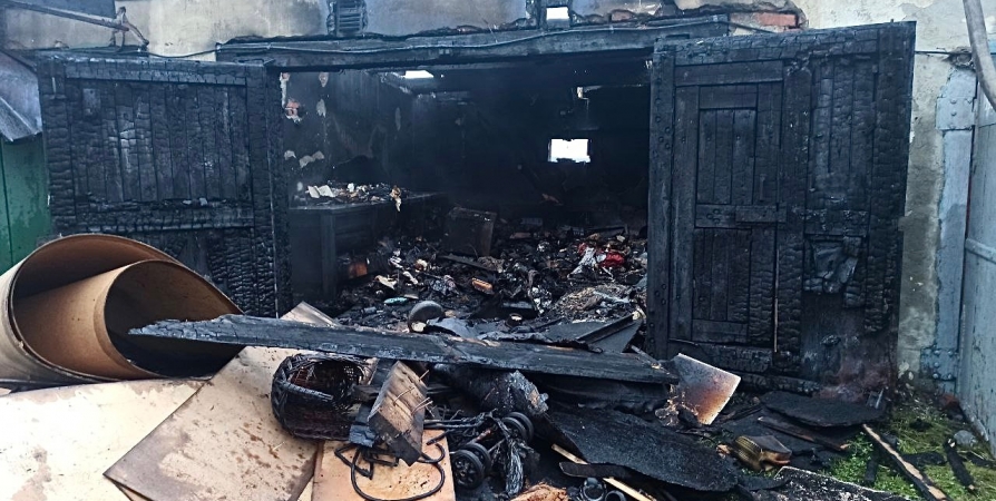 Огонь уничтожил гараж на Орликовой в Мурманске