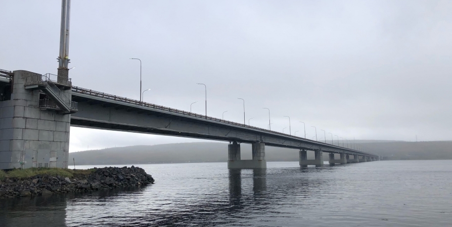Упавшего с Кольского моста в Мурманске до сих пор ищут