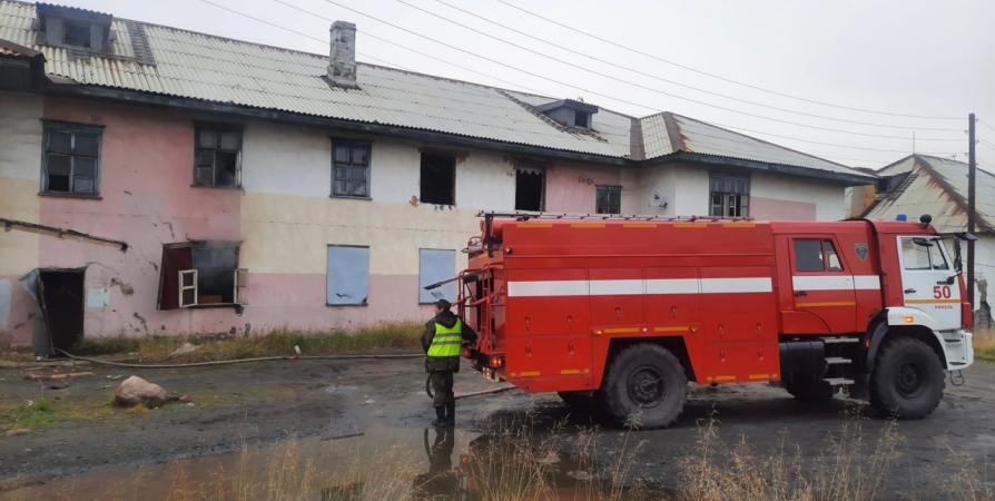 В Никеле потушили пожар в нежилом доме