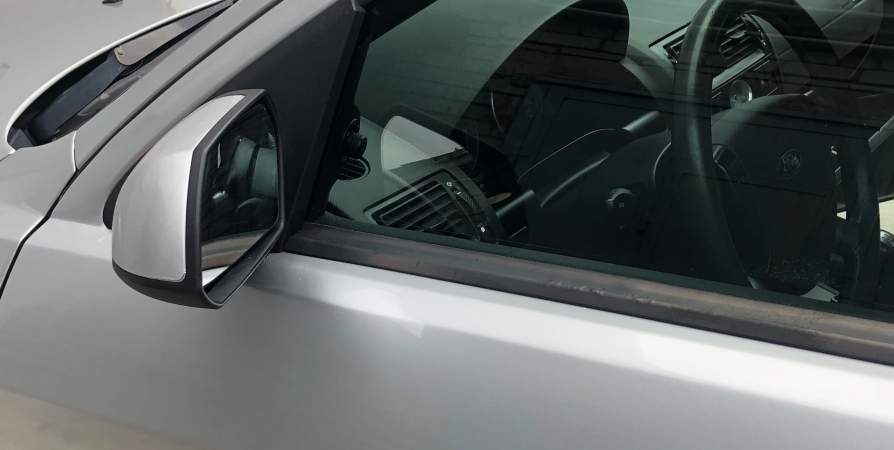 Житель Североморска от злости повредил припаркованный Lexus