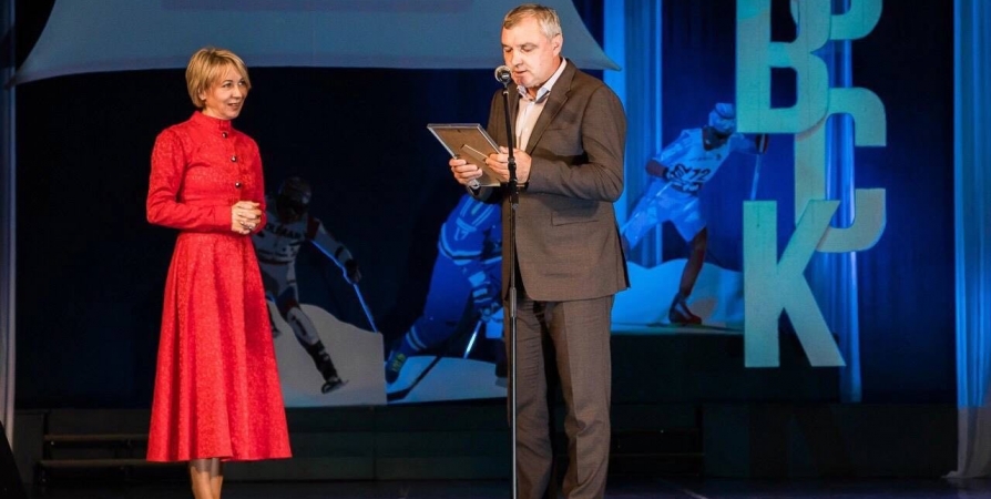 Директора спортивной школы в Кировске наградили знаком отличия губернатора