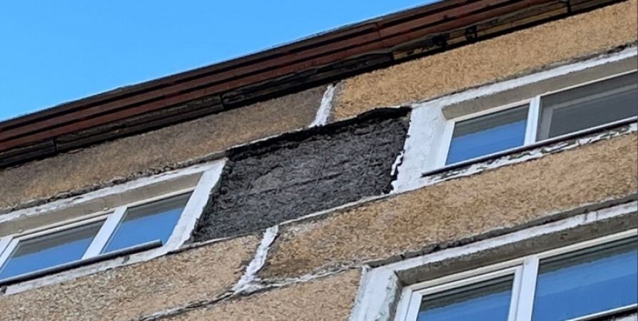 В Североморске проводят проверку после падения c дома бетонной плиты