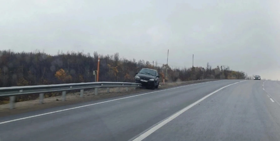 Под Североморском легковушка наехала на ограждение на трассе