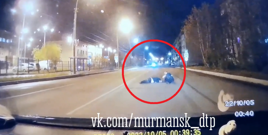 В центре Мурманска пьяные пешеходы упали перед проезжающей машиной