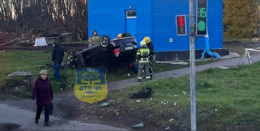 На Кольском в Мурманске перевернулось авто: пострадал водитель