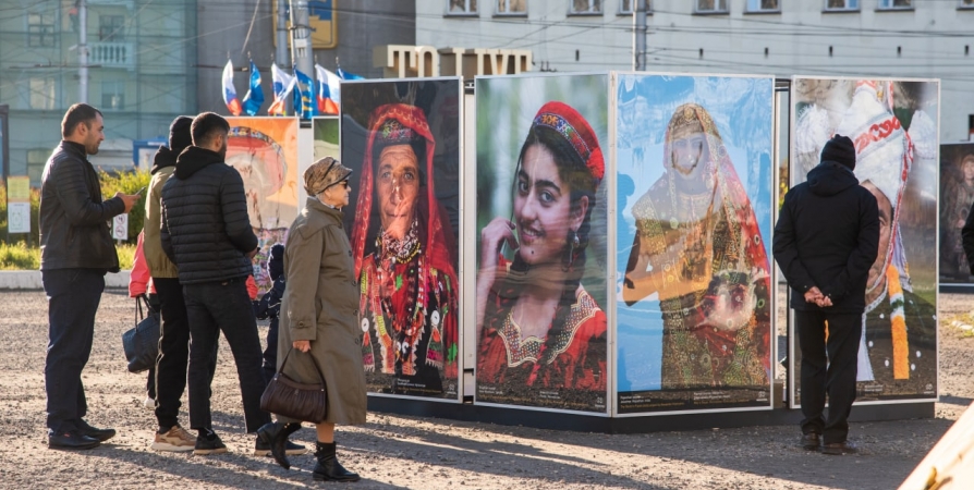 В центре Мурманска на улице появилась фотовыставка «Мир в лицах»