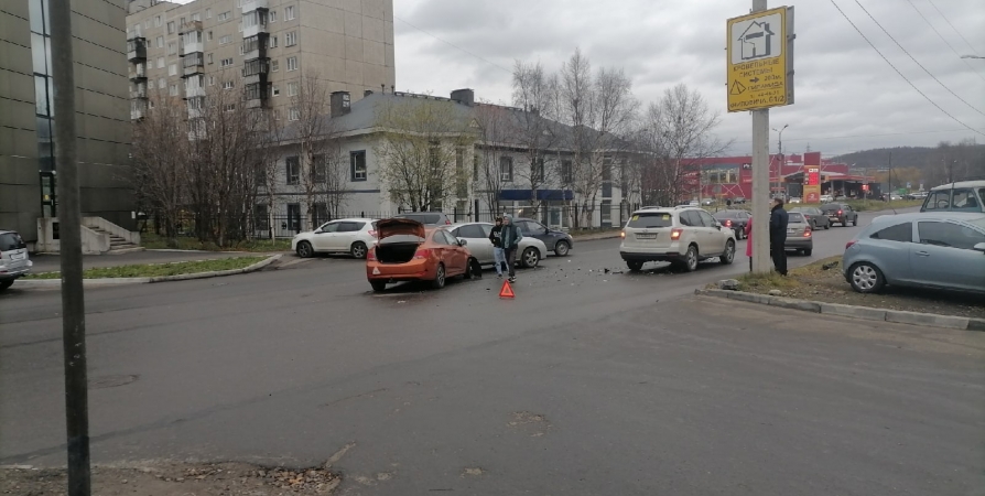У перекрестка в Мурманске столкнулись три авто