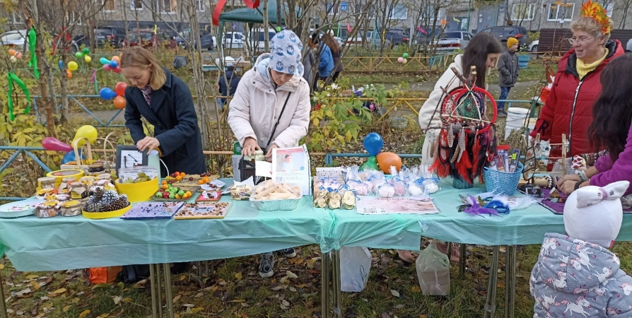 Благотворительную ярмарку организовали в одном из дворов Мурманска
