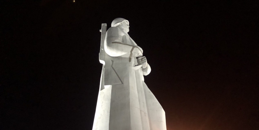 Рабочие замазали трещины на мемориале «Защитникам Советского Заполярья»