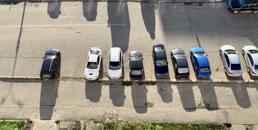 Во дворе Мурманска началась борьба за парковку авто