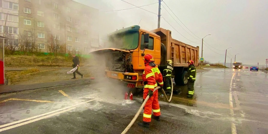 В Кировске водитель потушил загоревшийся грузовик