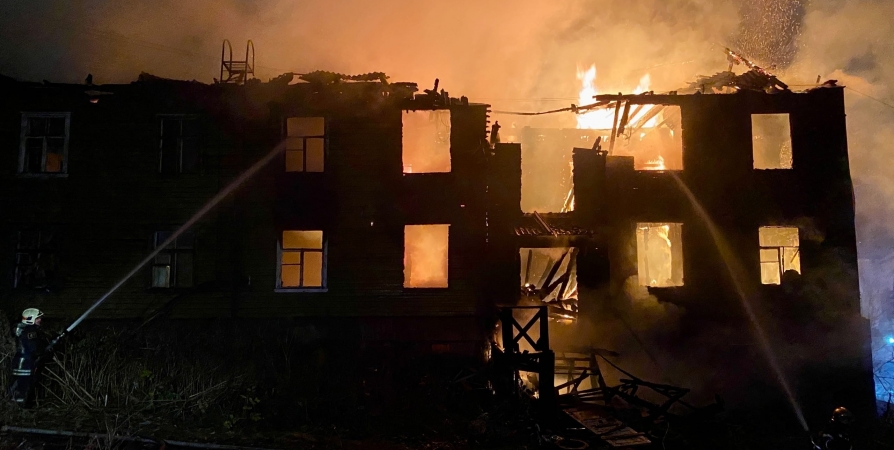 В Мурманске ликвидируют возгорание нежилого дома на Колхозной