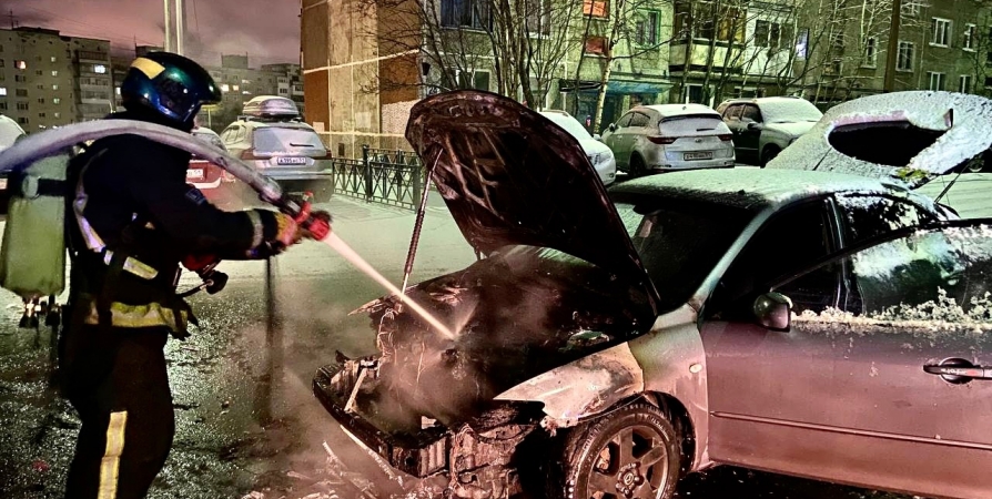 Утром во дворе на Космодемьянской в Мурманске вспыхнула легковушка
