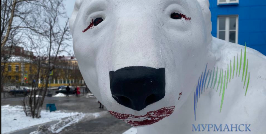 Белым медведям у ДК моряков в Мурманске нанесли «макияж»