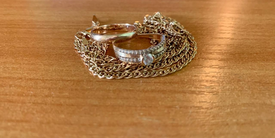 Мастер по ремонту украл у мурманчанина золотой перстень с бриллиантами