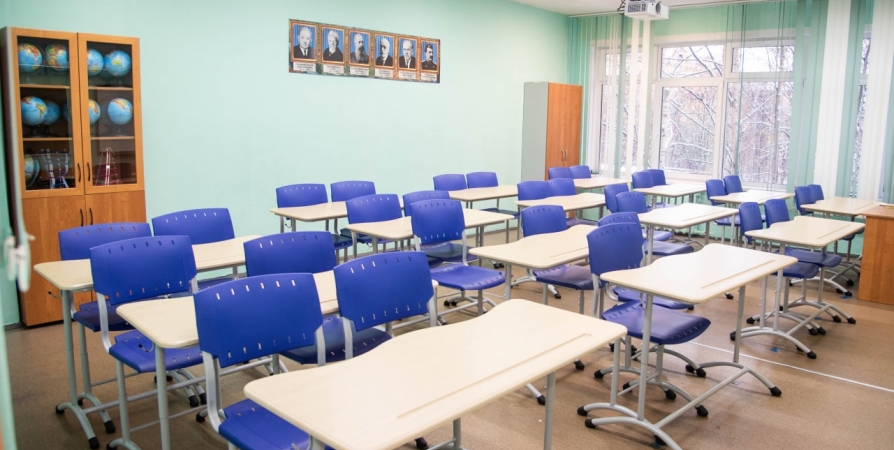 В мурманской школе установили столы и стулья для коррекции осанки