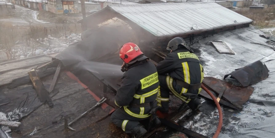 В Апатитах потушили пожар в гаражном кооперативе