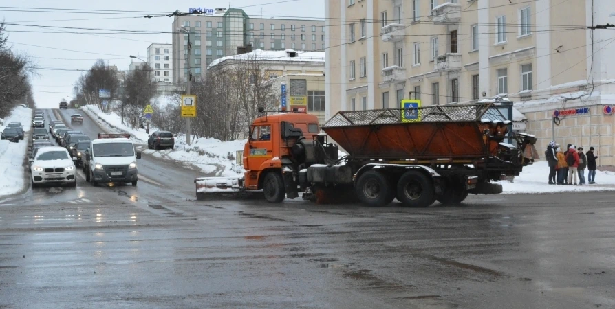 Уборки и посыпки тротуаров - одна из основных тем в муниципалитетах Заполярья