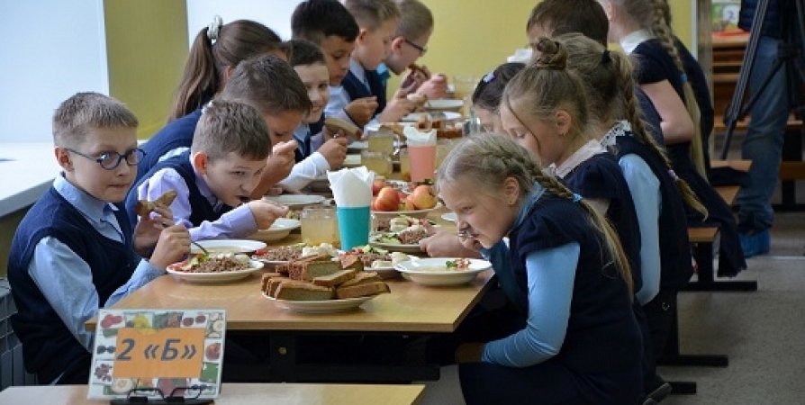 На предоставление бесплатного питания школьникам и студентам Заполярья увеличены расходы